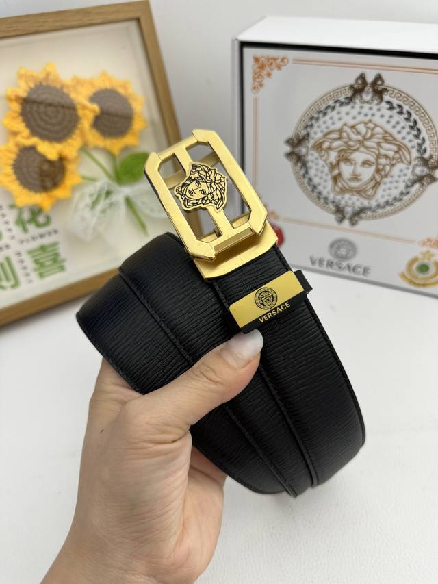 品名：Versace.范思哲 自动带 材质：原单牛皮腰带 百分百头层牛皮腰带保证真皮，24K纯钢扣，专柜原单品质、做工精细，时尚大牌，送人自用首选 包装： 请认