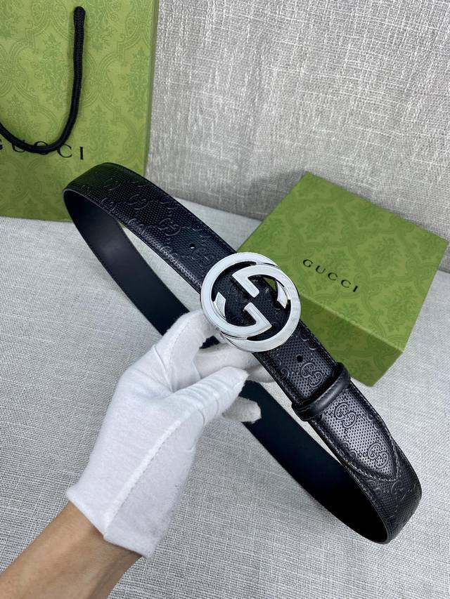 宽度4.0Cm 搭配原版皮带扣 、腰带以采用热压印技术的gucci Signature皮革精制而成，触感厚实，印花图案清晰分明带身点孔细节，反射gucci Si