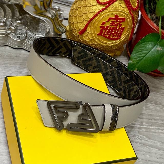 Fendi 芬迪 专柜同款 宽4.0Cm 双环正反用腰带 Ff按钉搭扣 黑色cuoio Romano皮革材质 反面面料带有烟草黄和黑色ff图案 黑色珐琅金属饰面