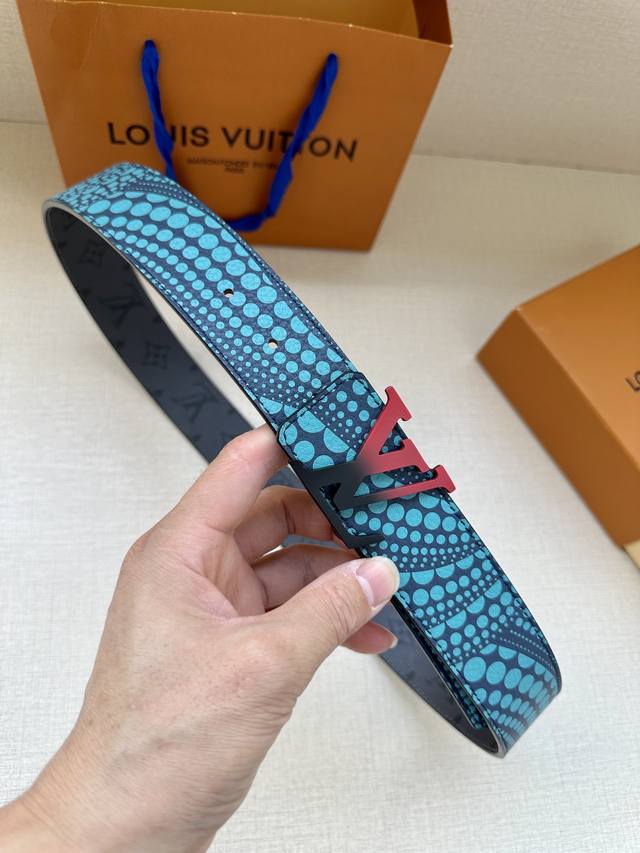 4.0宽:路易威登与草间弥生再度联袂，在合作系列中推出 Lv X Yk Lv Webbing 腰带，于棉布表面重绘这位日本艺术家多次解构的南瓜图案。