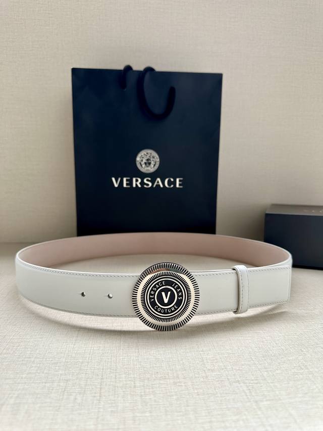 宽度3.8Cm Versace Jeans Couture 牛皮革v-Emblem板扣式皮带、饰有la Greca彰显个性设计。该铆钉腰带饰有la Greca五