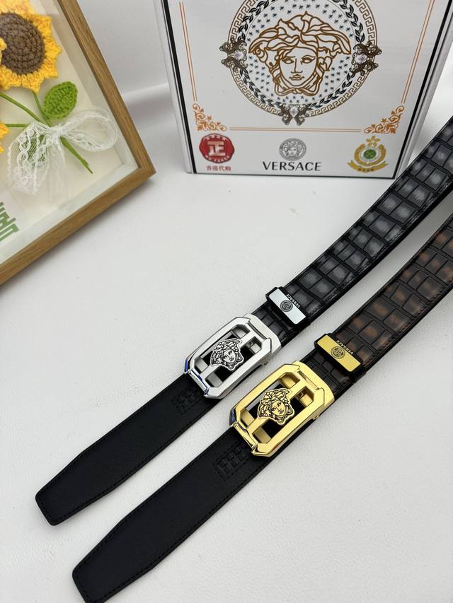 品名：Versace.范思哲 自动带 材质：原单牛皮腰带 百分百头层牛皮腰带保证真皮，24K纯钢扣，专柜原单品质、做工精细，时尚大牌，送人自用首选包装： 请认准