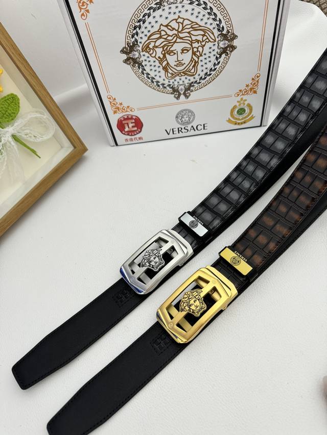 品名：Versace.范思哲 自动带 材质：原单牛皮腰带 百分百头层牛皮腰带保证真皮，24K纯钢扣，专柜原单品质、做工精细，时尚大牌，送人自用首选包装： 请认准