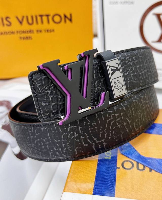 皮带：Lv..路易..威登顶级复刻. 腰带：原单品质百分百头层牛皮，保证真皮。边框叠色工艺.真空电镀.永不掉色.24K纯钢扣头层特种海豹皮双面可用专柜同等质量，