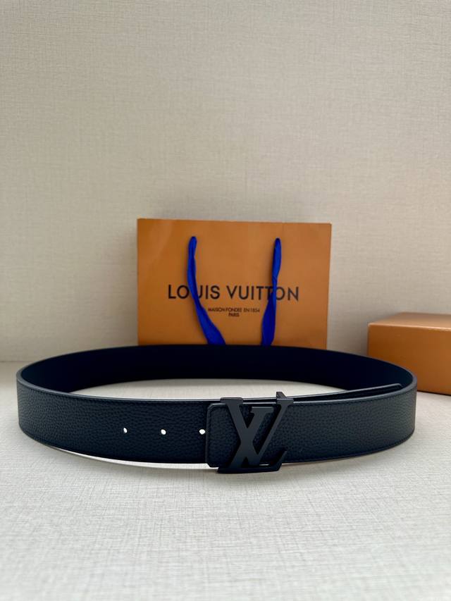 4.0宽本款 Lv Taurillon 双面腰带以粒面 Monogram 压纹牛皮革和光滑牛皮革分饰两面，令黄铜搭扣延续皮革色调，于优雅设计展露俊逸风范 Tau