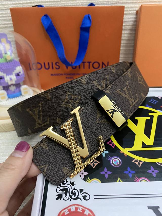 品名：Lv..路易..威登原单 材质：原单牛皮腰带 百分百头层牛皮腰带保证真皮，24K纯钢扣，专柜原单品质、做工精细，时尚大牌，送人自用首选包装： 请认准如图专