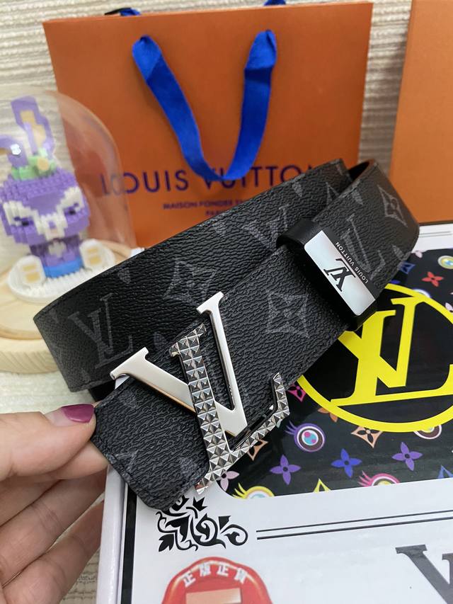 品名：Lv..路易..威登原单 材质：原单牛皮腰带 百分百头层牛皮腰带保证真皮，24K纯钢扣，专柜原单品质、做工精细，时尚大牌，送人自用首选包装： 请认准如图专