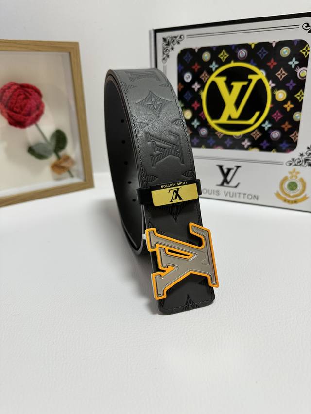 品名：Lv..路易..威登 材质：原单牛皮腰带 百分百头层牛皮腰带保证真皮，24K纯钢扣，专柜原单品质、做工精细，时尚大牌，送人自用首选包装： 请认准如图专柜包