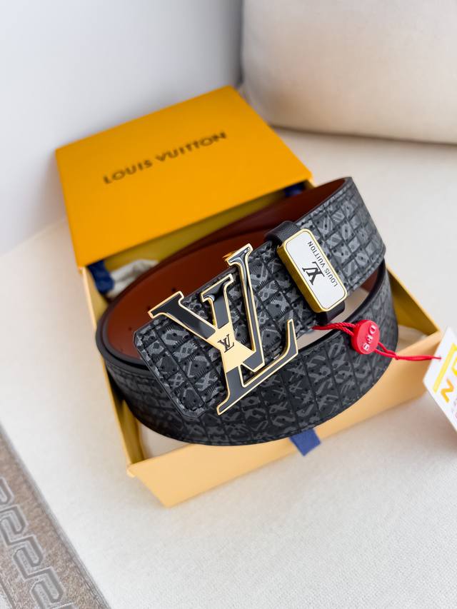 品名： Lv..路易..威登腰带皮带原单 型号：挂扣，经典纯钢材质挂扣，头层牛皮，图片实物拍摄 材料：头层牛皮，挂扣系列，纯钢材质扣头，钯镀电镀工艺永不掉色。经