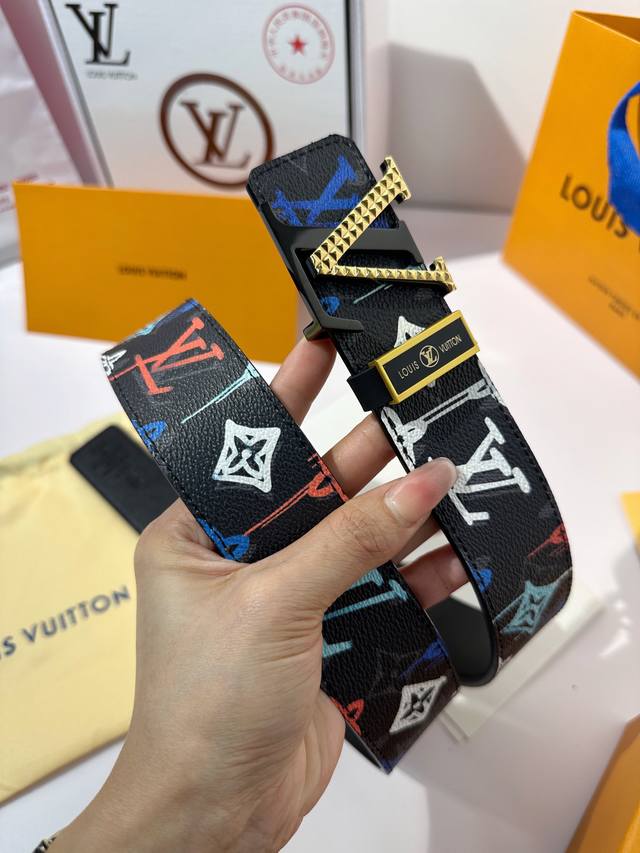 品名：Lv..路易..威登原单皮带 材质：原单牛皮腰带，百分百头层牛皮腰带保证真皮，24K纯钢扣，俏皮的涂鸦彩绘工艺，时尚潮流，专柜原单品质、做工精细，时尚大牌