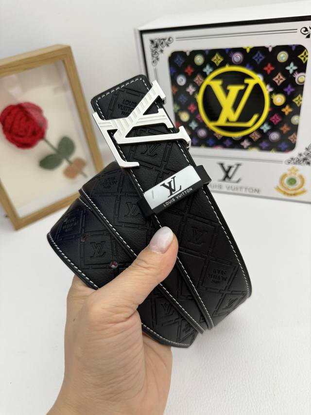 品名：Lv..路易..威登原单 材质：原单牛皮腰带 百分百头层牛皮腰带保证真皮，24K纯钢扣，专柜原单品质、做工精细，时尚大牌，送人自用首选 包装： 请认准如图