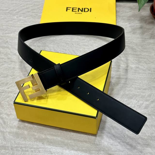 Fendl 芬迪 全套包装 专柜同款 宽40Mm双面原版小牛皮 搭配单钌钯电镀扣 完美的手感.油边 出众的设计.风格 高贵奢华 时尚大方 高清实拍 货真价实 品