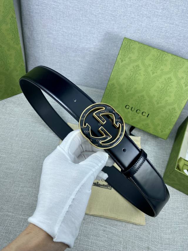 宽度4.0Cm Gucci 互扣式双g带原单钢扣，源自品牌现代风格典藏设计，对品牌的精巧致敬，于1950年代由gucci引入，诠释出其精致的马术风格。