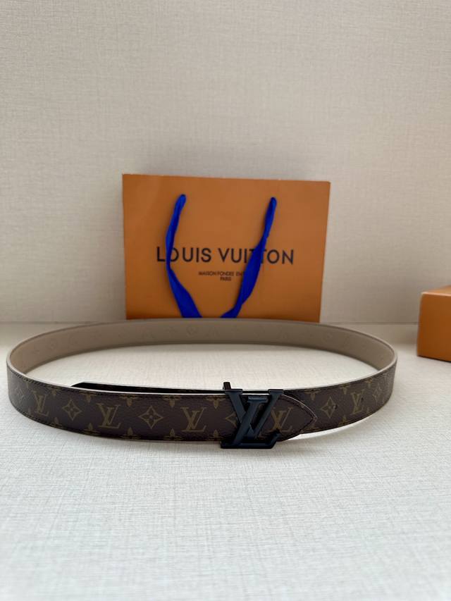 3.0宽 Lv Flowergram 双面腰带选用 Monogram 帆布和 Monogram 压纹皮革演绎两式风尚，以宛若珠宝的柔美搭扣致意 Monogram