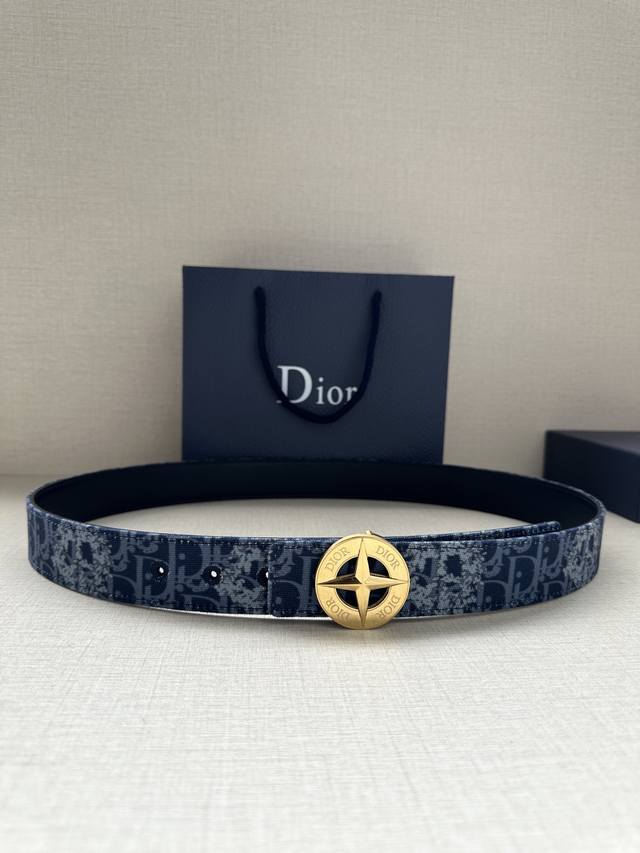 宽度3.5Cm 这款不锈钢金属腰带扣来自 Dior And Stone Island 限定系列，突显联名系列标志，Stone Island 的经典星星与 Dio