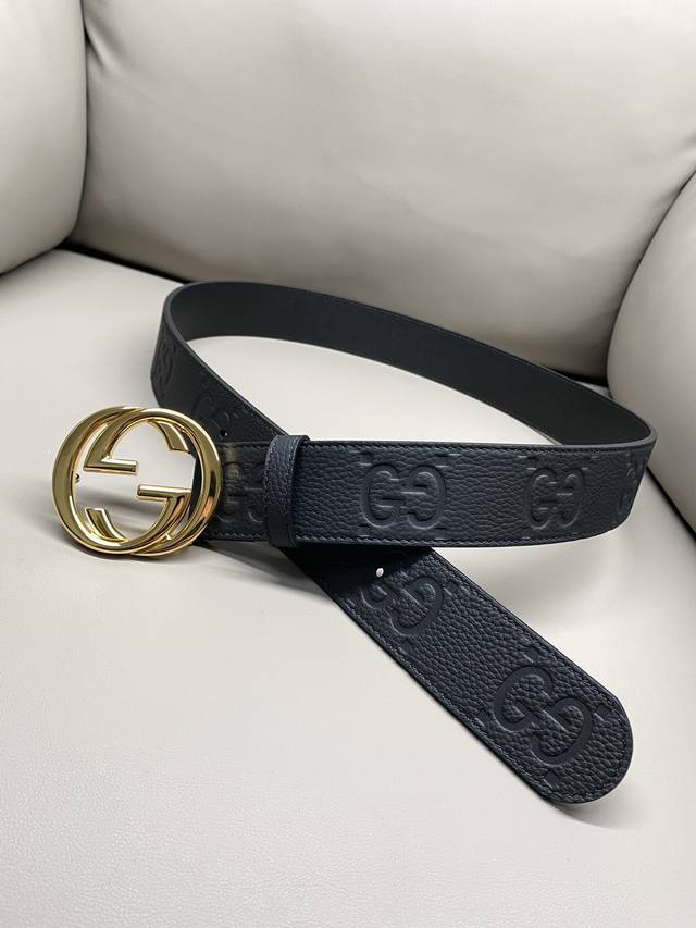 古驰.Gucci 全套包装 4.0Cm Gg 2024新款supreme帆布是品牌的一款代表性面料，其灵感源自30年代的典藏设计。互扣式双g以钯金色调配件亮眼呈