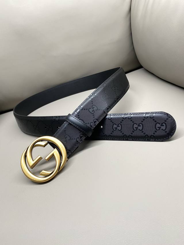 古驰.Gucci 全套包装 4.0Cm Gg 2024新款supreme帆布是品牌的一款代表性面料，其灵感源自30年代的典藏设计。互扣式双g以钯金色调配件亮眼呈