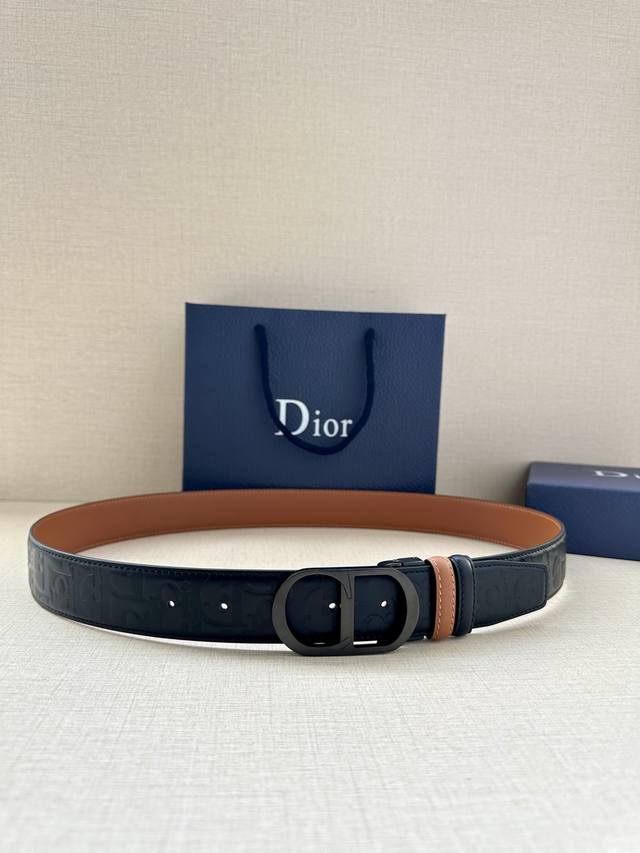 Dior 这款金属覆层黄铜腰带扣是二零二四春季系列新品，展示 Cd Icon 标志和 Oblique Cosmo 图案，致敬 Dior 的经典图案。可与各式 3