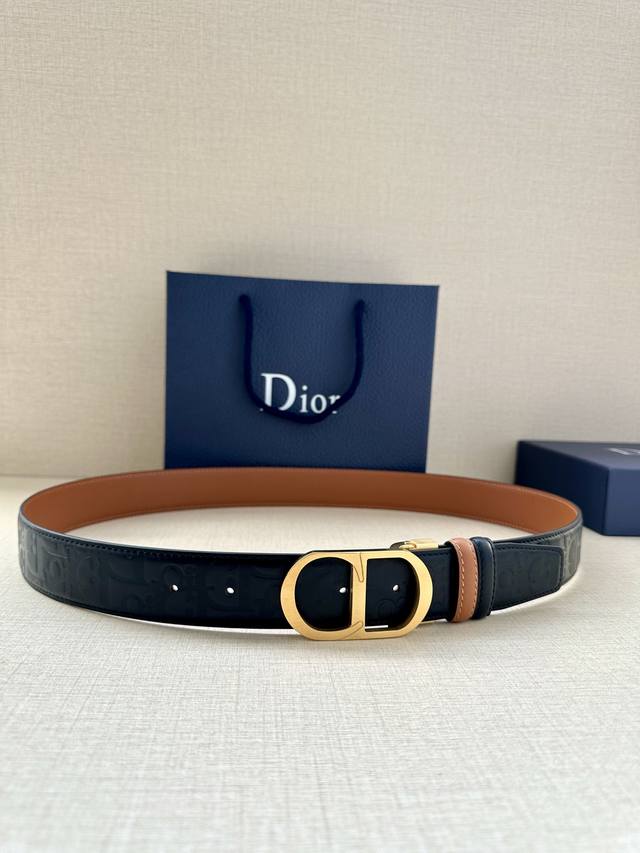 Dior 这款金属覆层黄铜腰带扣是二零二四春季系列新品，展示 Cd Icon 标志和 Oblique Cosmo 图案，致敬 Dior 的经典图案。可与各式 3