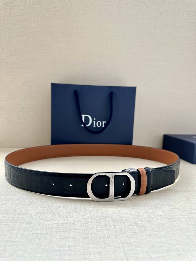 Dior 这款金属覆层黄铜腰带扣是二零二四春季系列新品，展示 Cd Icon 标志和 Oblique Cosmo 图案，致敬 Dior 的经典图案。可与各式 3