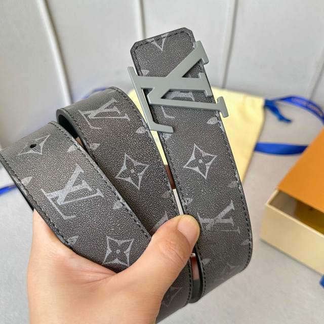 寬：40Mmlouis Vuitton 腰帶 頂級原單品質 全新亞光小牛皮絲印專櫃大花圖案 搭配經典款掛扣五金 專櫃款號 細節看圖 市場獨家版本 ！碼數齊！