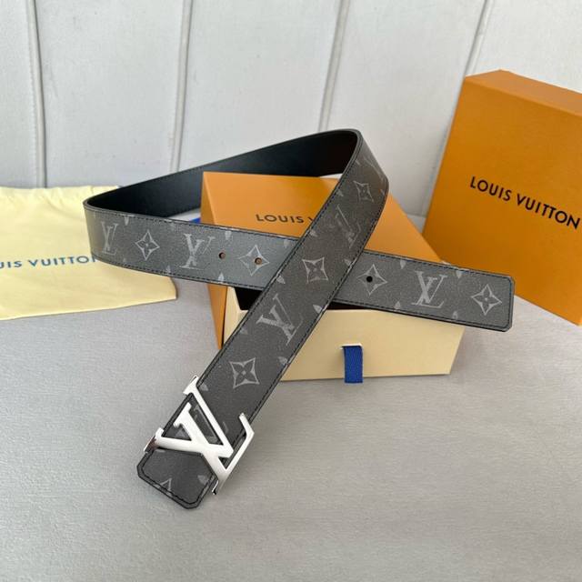 寬：40Mmlouis Vuitton 腰帶 頂級原單品質 全新亞光小牛皮絲印專櫃大花圖案 搭配經典款掛扣五金 專櫃款號 細節看圖 市場獨家版本 ！碼數齊！