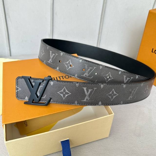 寬：40Mmlouis Vuitton 腰帶 頂級原單品質 全新亞光小牛皮絲印專櫃大花圖案 搭配經典款掛扣五金 專櫃款號 細節看圖 市場獨家版本 ！碼數齊！