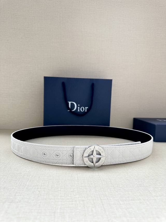 宽度3.5Cm 这款 Dior Charm 腰带扣是夏季男装系列新品，采用不锈钢真空电镀菱星饰面精心设计，重新演绎经典的 Dior 标志。可与各式 35 毫米腰