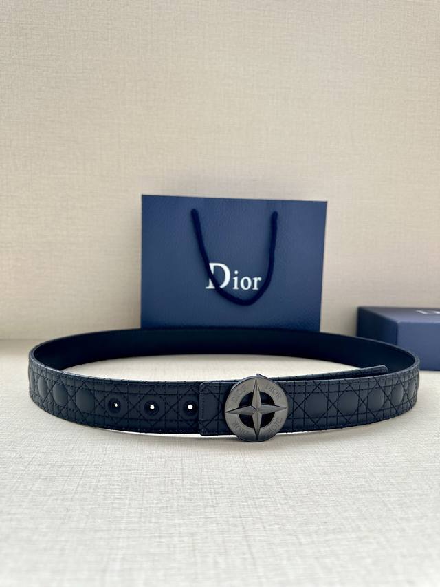 宽度3.5Cm 这款 Dior Charm 腰带扣是夏季男装系列新品，采用不锈钢真空电镀菱星饰面精心设计，重新演绎经典的 Dior 标志。可与各式 35 毫米腰