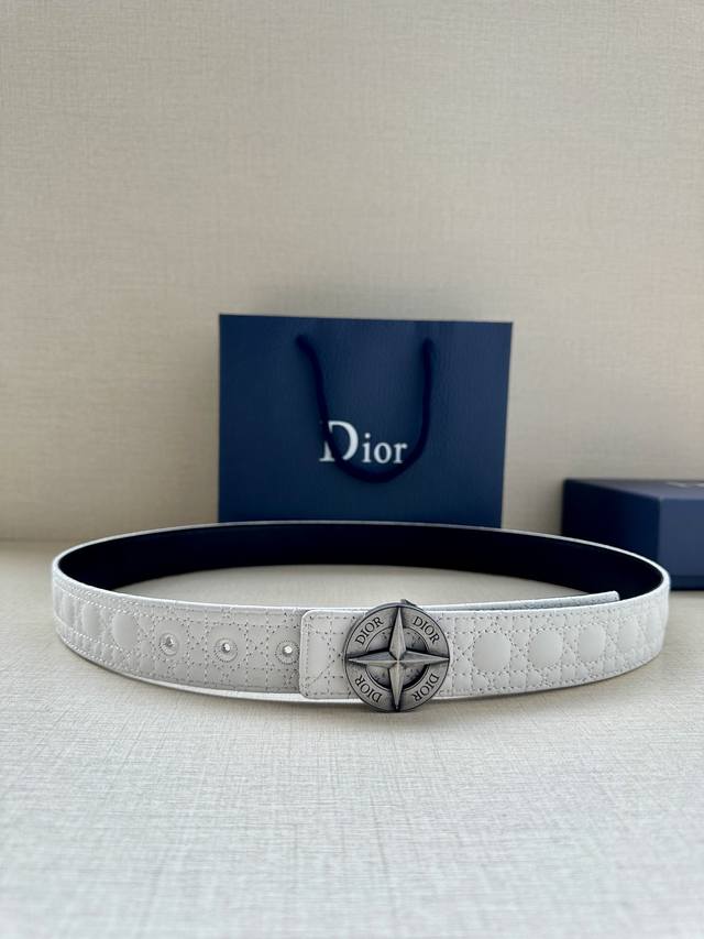 宽度3.5Cm 这款 Dior Charm 腰带扣是夏季男装系列新品，采用不锈钢真空电镀菱星饰面精心设计，重新演绎经典的 Dior 标志。可与各式 35 毫米腰