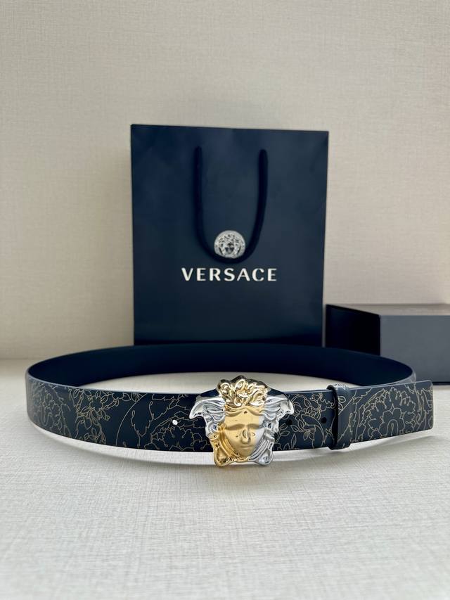 宽度4.0Cm Versace 范思哲 此款palazzo腰带采用牛皮革面料制作，并饰有le Pop Classique图案印花和标志性的旋转尾夹 美杜莎五金配