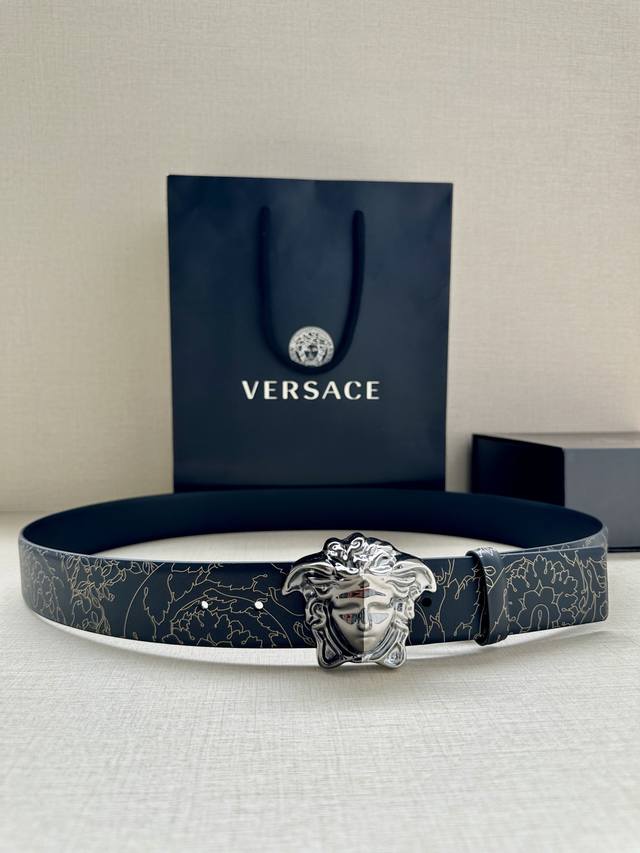 宽度4.0Cm Versace 范思哲 此款palazzo腰带采用牛皮革面料制作，并饰有le Pop Classique图案印花和标志性的旋转尾夹 美杜莎五金配