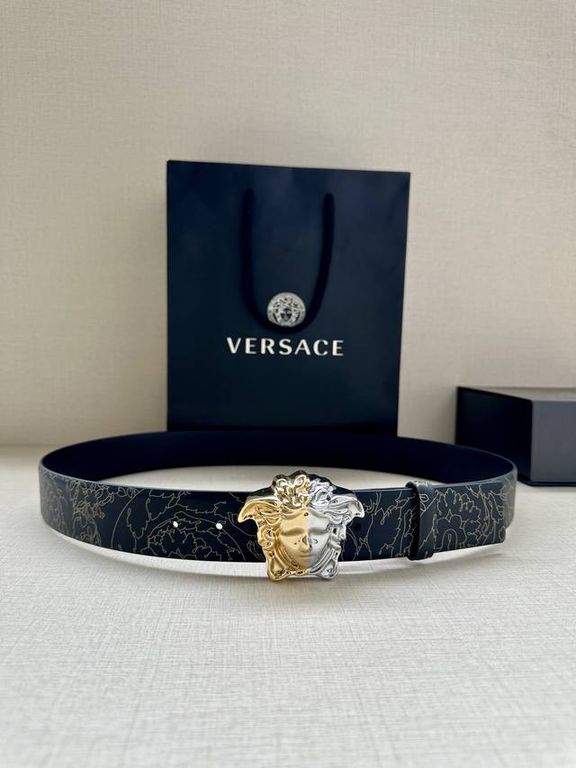 宽度4.0Cm Versace 范思哲 此款palazzo腰带采用牛皮革面料制作，并饰有le Pop Classique图案印花和标志性的旋转尾夹 美杜莎五金配