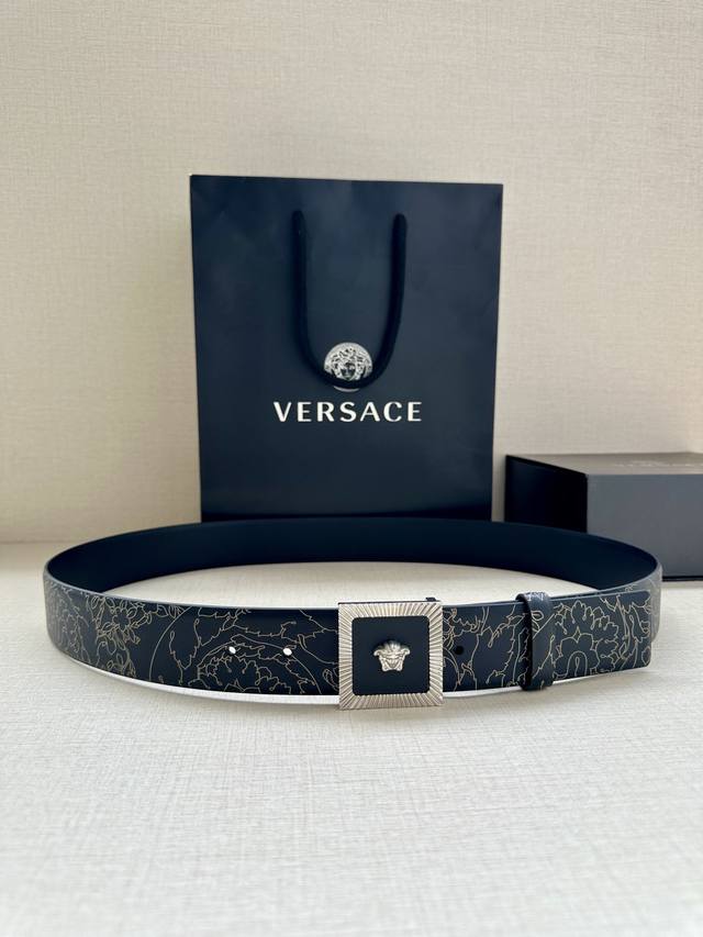 宽度4.0Cm Versace 范思哲 此款palazzo腰带采用牛皮革面料制作，并饰有le Pop Classique图案印花和标志性的旋转尾夹 美杜莎五金配