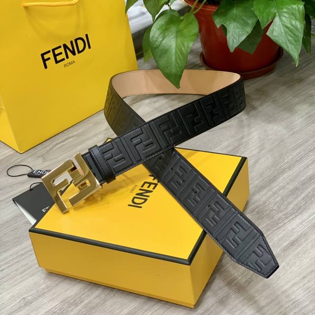 配全套包装礼盒 Fendi 芬迪 专柜同款 宽38Mm 标志造型宽皮带 原版纯铜ff扣 进口原版小牛皮制成 印有浮雕黑ff 图案 搭配镀金表面金属制品 完美设计