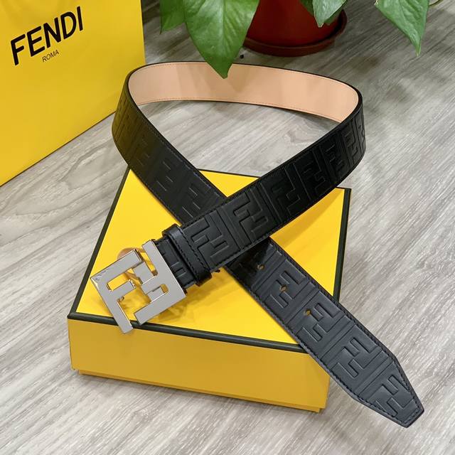 配全套包装礼盒 Fendi 芬迪 专柜同款 宽38Mm 标志造型宽皮带 原版纯铜ff扣 进口原版小牛皮制成 印有浮雕黑ff 图案 搭配镀金表面金属制品 完美设计