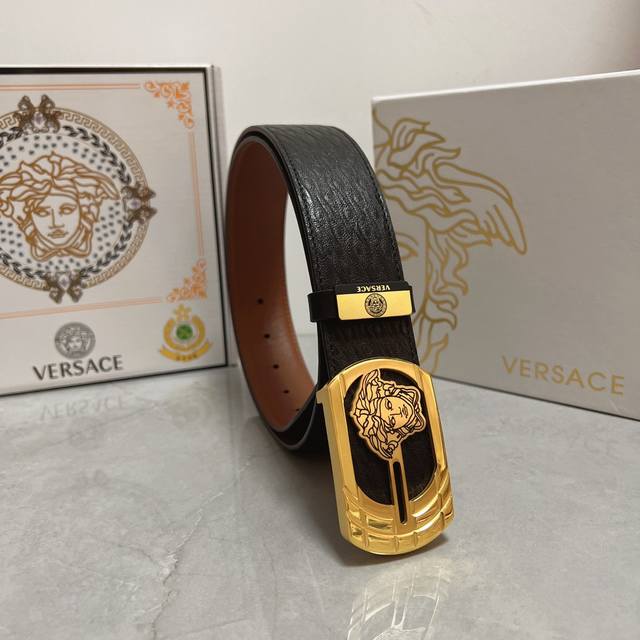 品名：Versace.范思哲 材质：原单牛皮腰带 百分百头层牛皮腰带保证真皮，24K纯钢扣，专柜原单品质、做工精细，时尚大牌，送人自用首选 包装： 请认准如图专