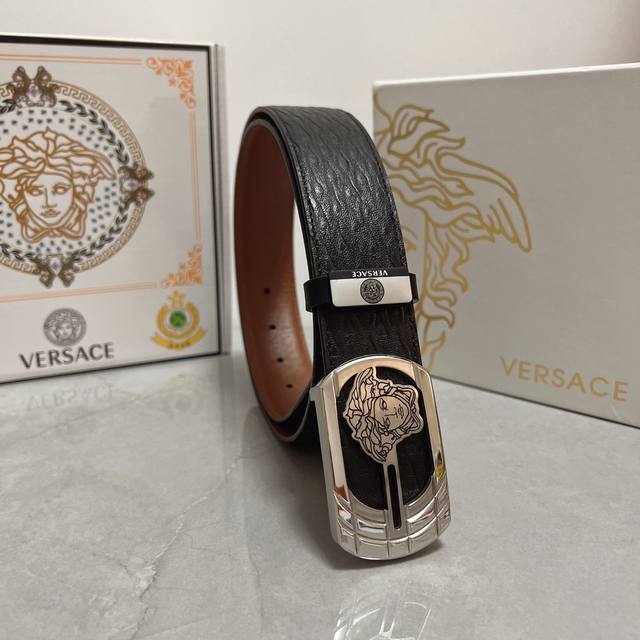 品名：Versace.范思哲 材质：原单牛皮腰带 百分百头层牛皮腰带保证真皮，24K纯钢扣，专柜原单品质、做工精细，时尚大牌，送人自用首选 包装： 请认准如图专