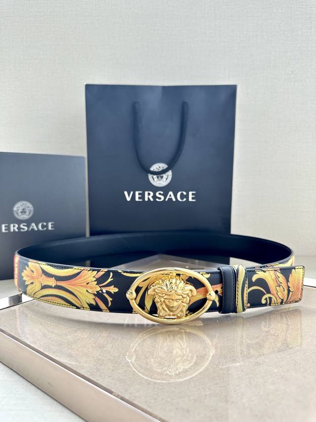 宽度4.0Cm Versace 范思哲 这款柔软鳄鱼皮饰带搭配一枚椭圆形美杜莎带扣。腰带饰有一枚金属圈环，宛如点睛之笔，本季标志性的versace饰件点缀其上，