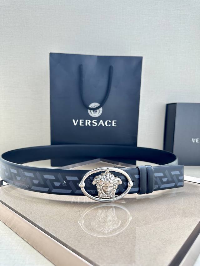 宽度4.0Cm Versace 范思哲 这款柔软鳄鱼皮饰带搭配一枚椭圆形美杜莎带扣。腰带饰有一枚金属圈环，宛如点睛之笔，本季标志性的versace饰件点缀其上，