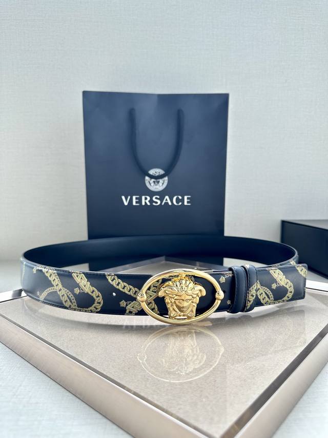 宽度4.0Cm Versace 范思哲 这款柔软鳄鱼皮饰带搭配一枚椭圆形美杜莎带扣。腰带饰有一枚金属圈环，宛如点睛之笔，本季标志性的versace饰件点缀其上，