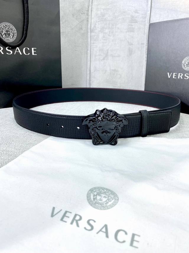 宽度4.0Cm Versace 范思哲 采用进口万象纹牛皮，此款平面腰带配有醒目的美杜莎头像搭扣，可为任何造型增添几分立体雅致效果。