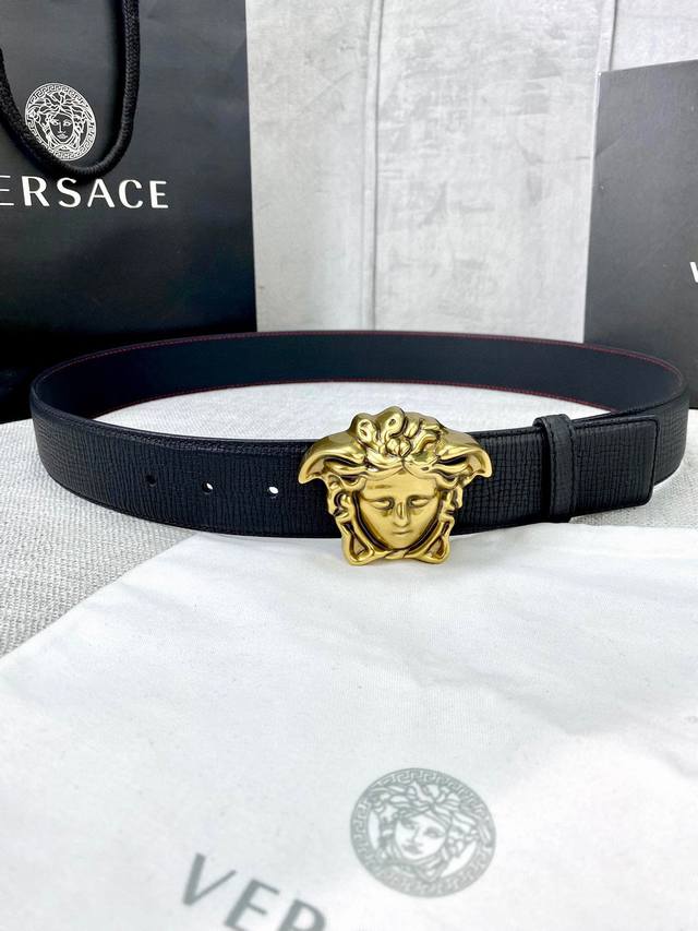 宽度4.0Cm Versace 范思哲 采用进口万象纹牛皮，此款平面腰带配有醒目的美杜莎头像搭扣，可为任何造型增添几分立体雅致效果。