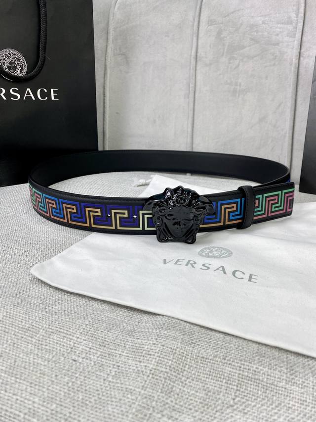 宽度4.0Cm Versace 范思哲 此款软皮腰带饰有个性3D美杜莎腰带扣，设计大胆而又百搭。双面可用，一面为单色，一面饰有新款palazzo Greca N