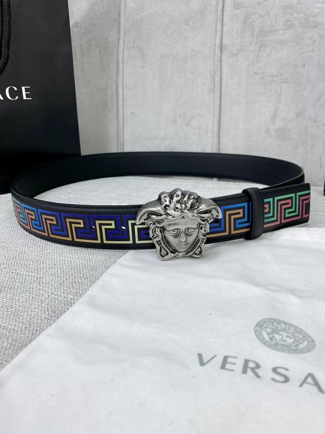 宽度4.0Cm Versace 范思哲 此款软皮腰带饰有个性3D美杜莎腰带扣，设计大胆而又百搭。双面可用，一面为单色，一面饰有新款palazzo Greca N