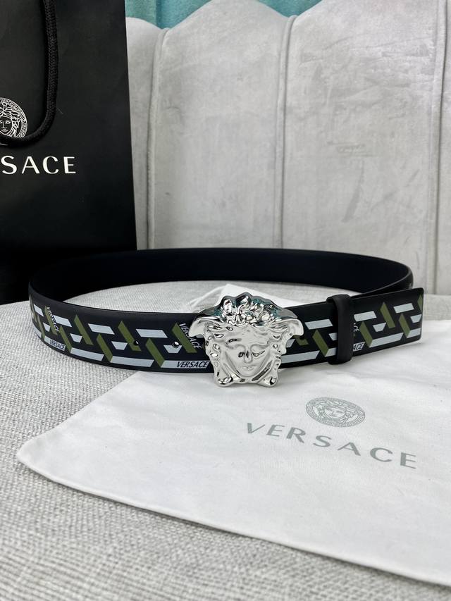 宽度4.0 Cm Versace 范思哲 此款经典的versace腰带由柔软的小牛皮制成，饰有la Greca印花，并配有3D美杜莎腰带扣。