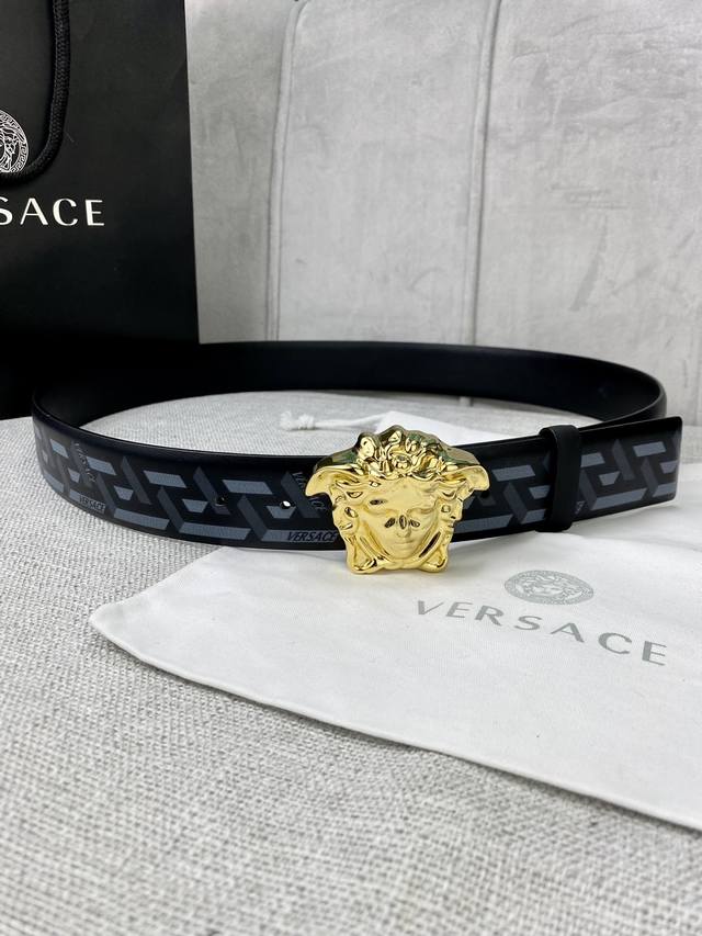 宽度4.0 Cm Versace 范思哲 此款经典的versace腰带由柔软的小牛皮制成，饰有la Greca印花，并配有3D美杜莎腰带扣。