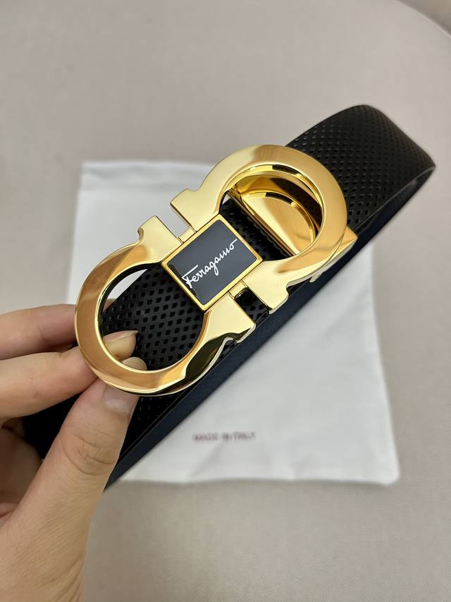 Ferragamo菲拉格慕男士专柜对版金属扣，头层牛皮双面外用腰带，商务通勤休闲场合均适合佩戴。3.5Cm