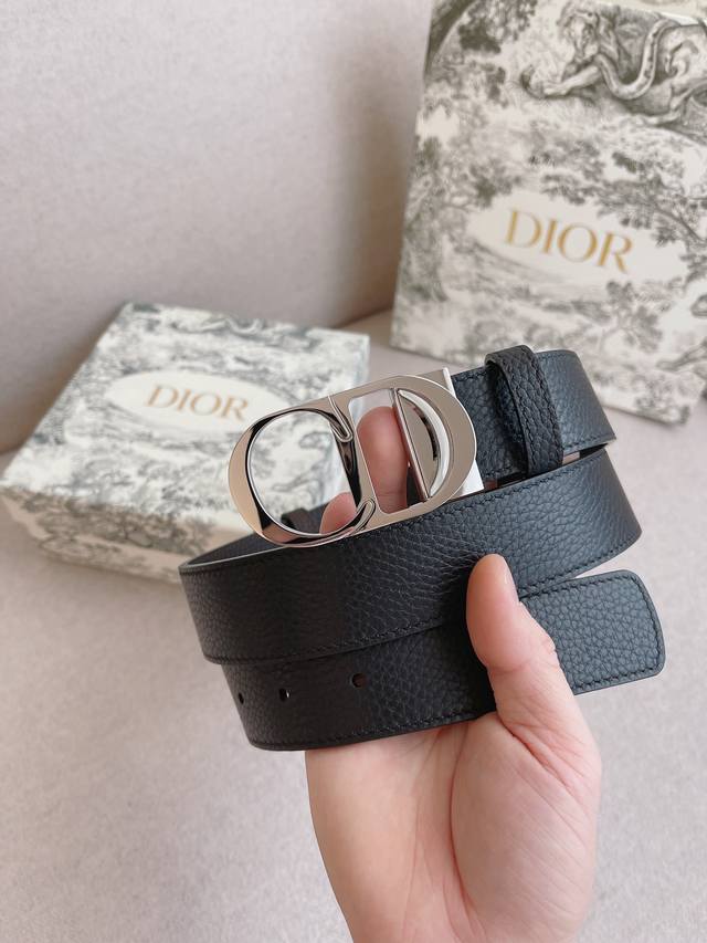 Dior.迪奥 全套包装 男士休闲皮带系列。简约金属“Cd”标志，演绎时尚风格；自信活力，易搭配服饰。宽度：35Mm