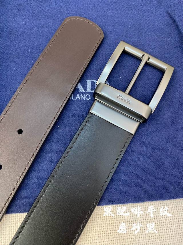 Prada 普拉达 专柜同款 男士休闲双面用腰带 宽3.4Cm 采用光滑双面头层小牛皮 采用简约外形设计，其上以prada徽标装饰，勾勒精致细节，是prada男